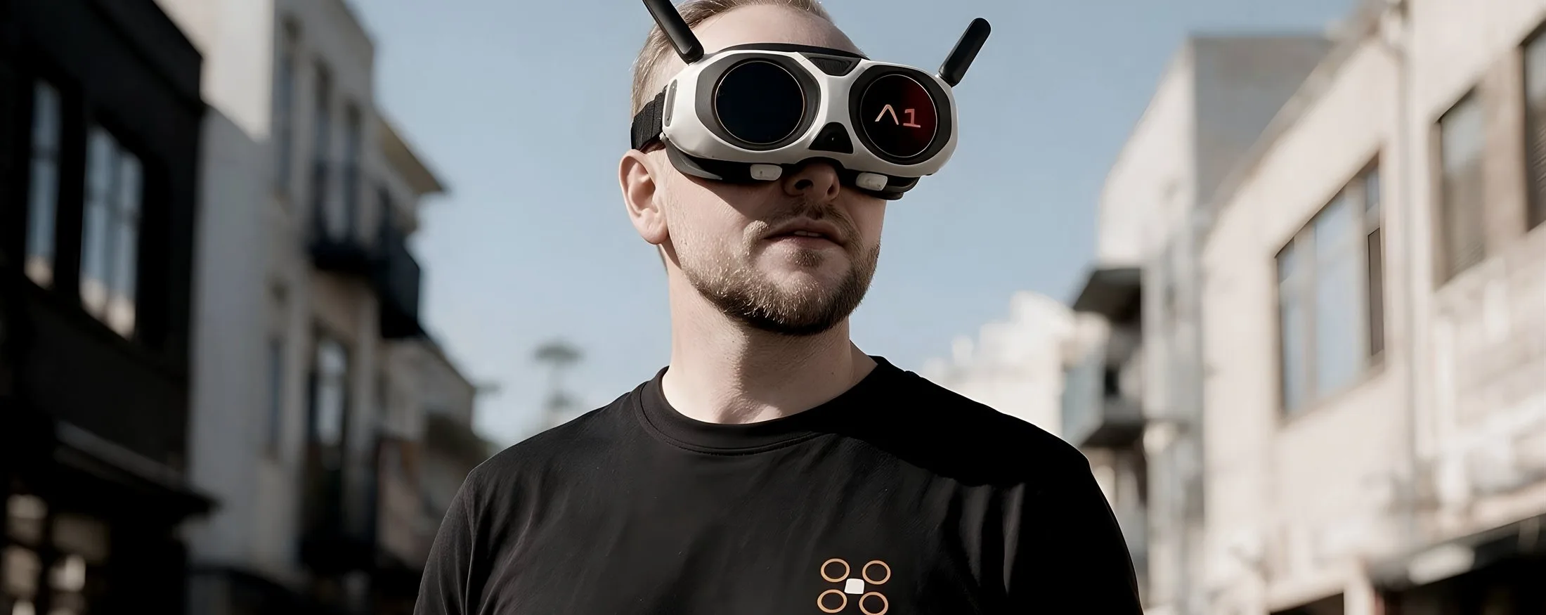 Operator w goglach FPV — podgląd obrazu z drona na żywo